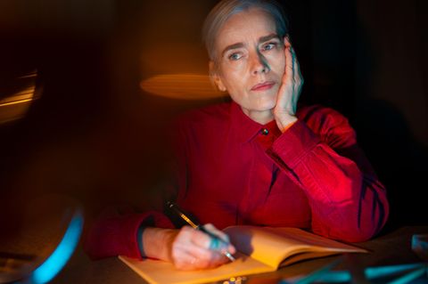 Ältere Frau schreibt Tagebuch