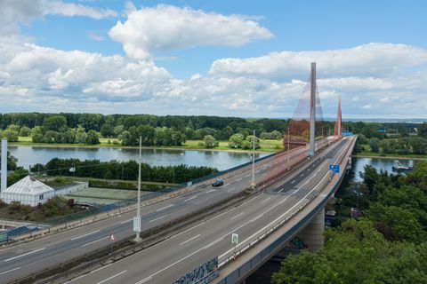 Die Bonner Rheinbrücke bleibt vorerst gesperrt - aber man kann näher an sie ran fahren. (Archivbild) Foto: Benjamin Westhoff/dpa