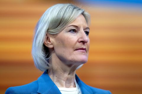Angelika Niebler in einem blauen Sakko. Sie schaut nach links.