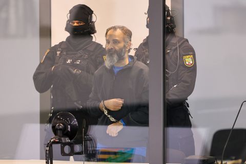 Der Angeklagte verfolgt die Verhandlung aus einer Glaskabine heraus. Foto: Peter Gercke/dpa