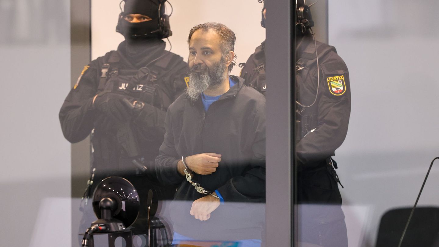 Der Angeklagte verfolgt die Verhandlung aus einer Glaskabine heraus. Foto: Peter Gercke/dpa