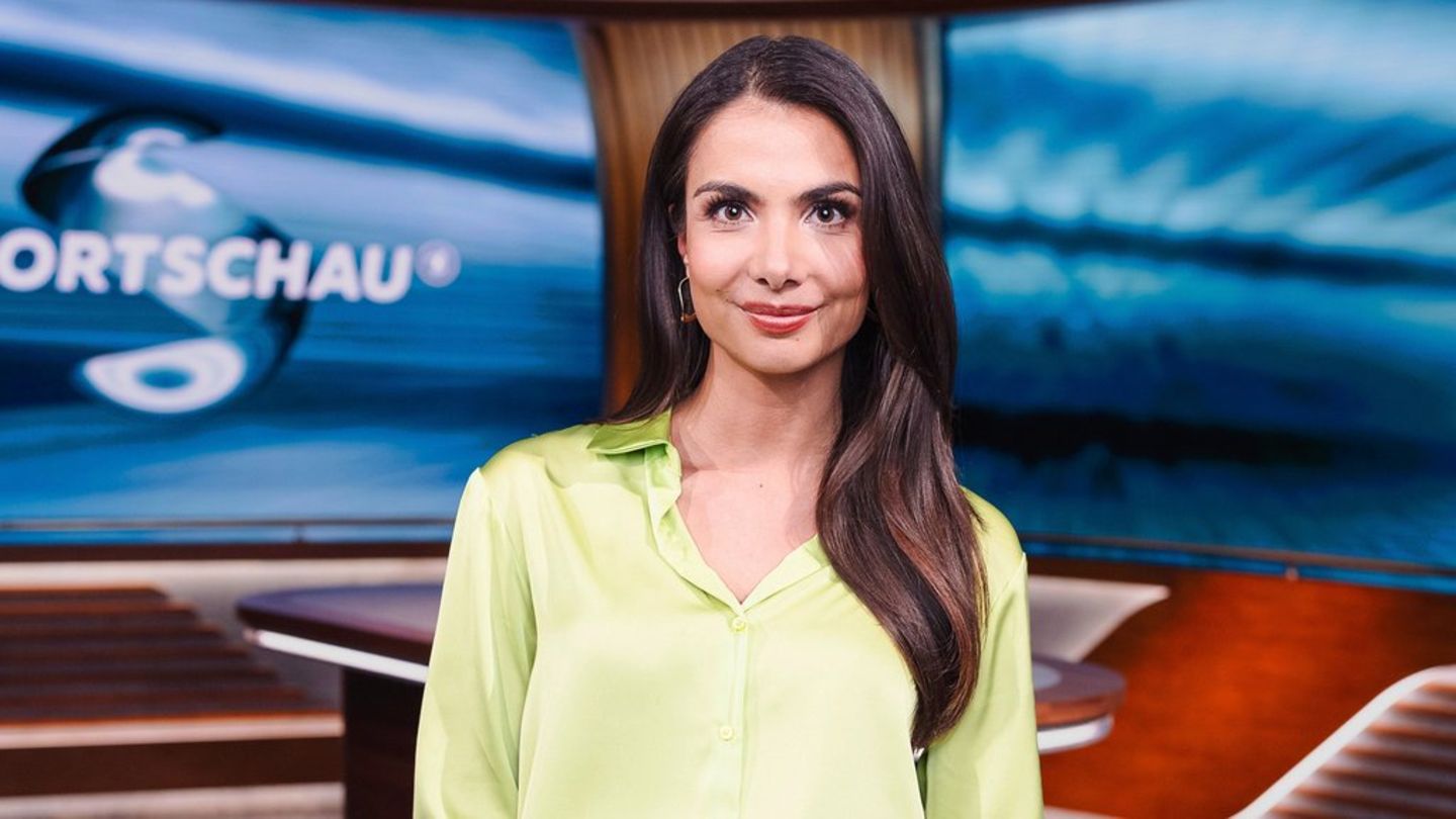 Lea Wagner begleitet für die ARD die Fußball-WM aus dem Studio in Köln.