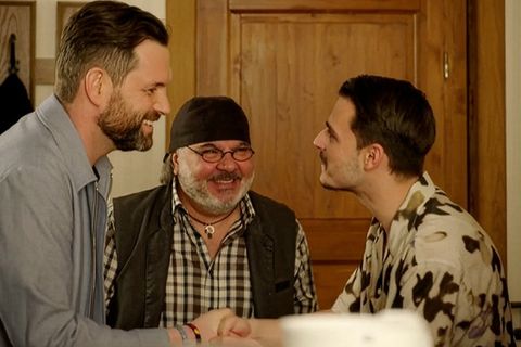 Matthias Killing (l.) auf Besuch in „Die Landarztpraxis“