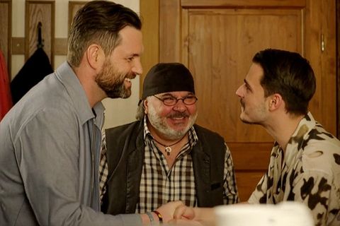 Matthias Killing (l.) auf Besuch in „Die Landarztpraxis“.
