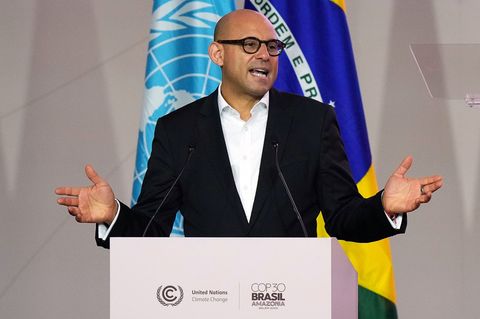 UN-Klimachef Simon Stiell sieht die Welt im Würgegriff fossiler Brennstoffe (Archivbild). Foto: Fernando Llano/AP/dpa