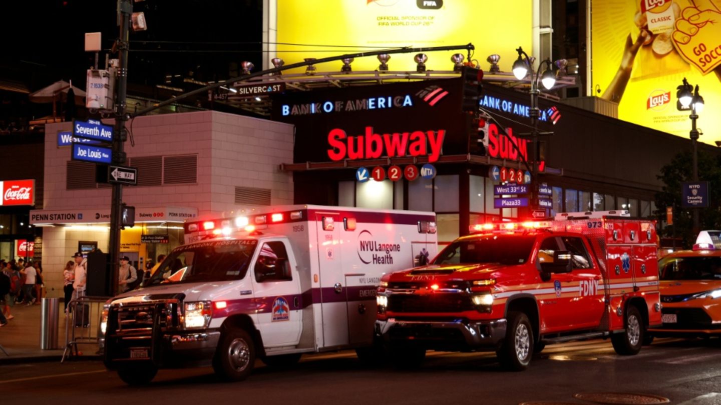Einsatzfahrzeuge am Bahnhof Penn Station