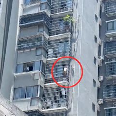 Vierjähriger klettert an Häuserfassade im 17. Stock – Feuerwehr muss eingreifen