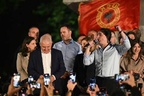 Kurti feiert mit Anhängern in Pristina