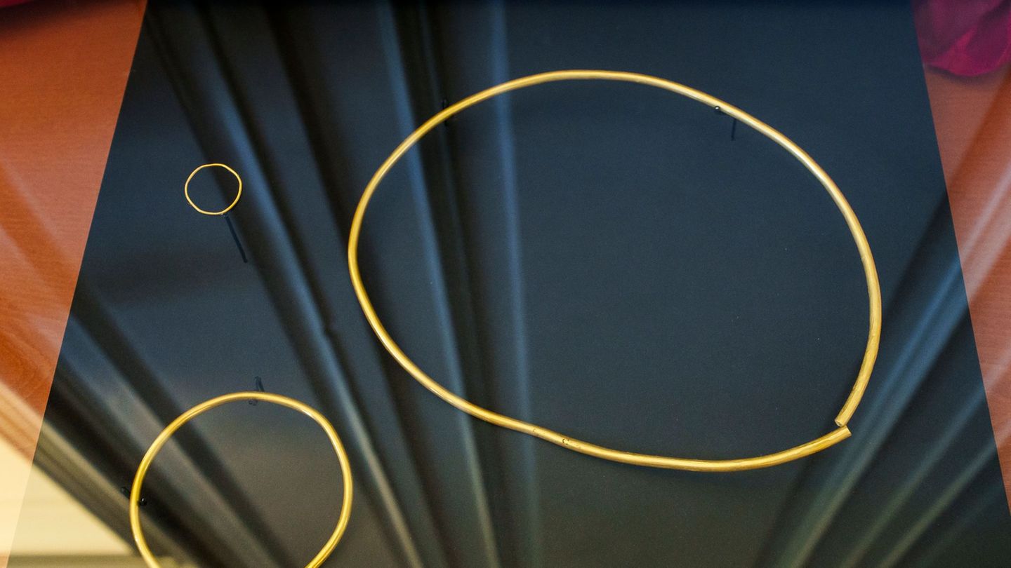 Bei den Ausgrabungen wurden als Grabbeigaben auch mehrere goldene Ringe entdeckt. Foto: Andreas Arnold/dpa