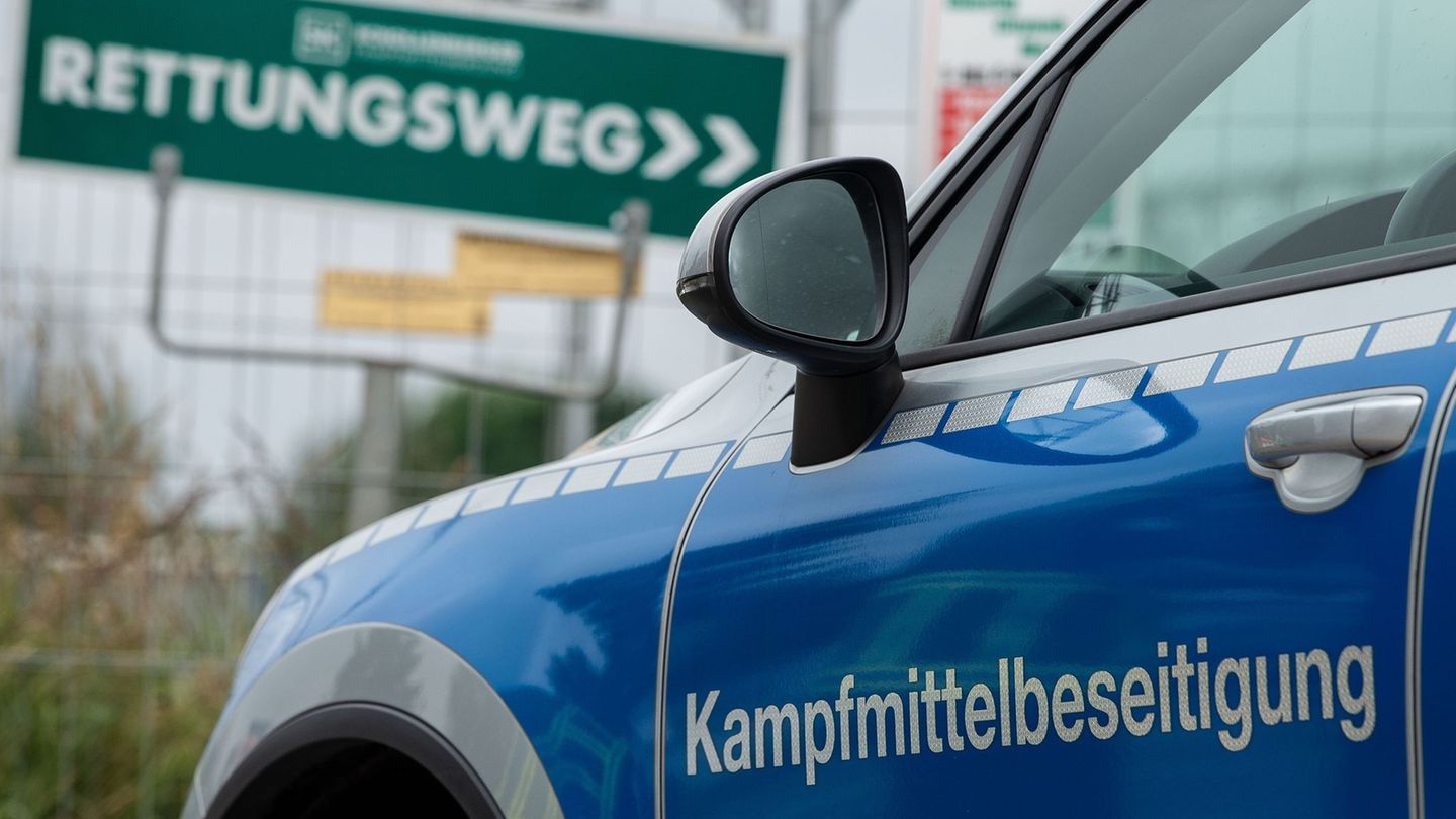 Der Kampfmittelseitungsdienst soll die Granate unschädlich machen. (Symbolbild) Foto: Swen Pförtner/dpa