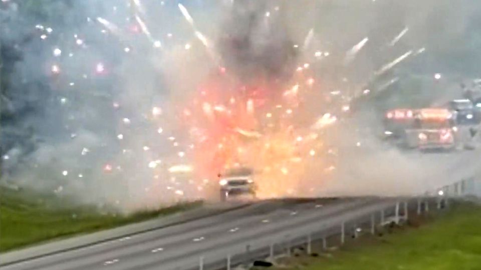 Lieferwagen mit Feuerwerksladung explodiert