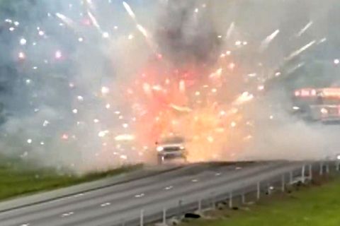 Lieferwagen mit Feuerwerksladung explodiert
