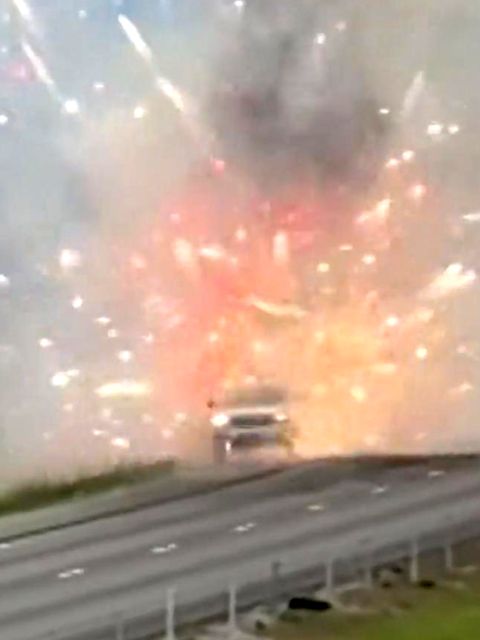 Lieferwagen mit Feuerwerksladung explodiert