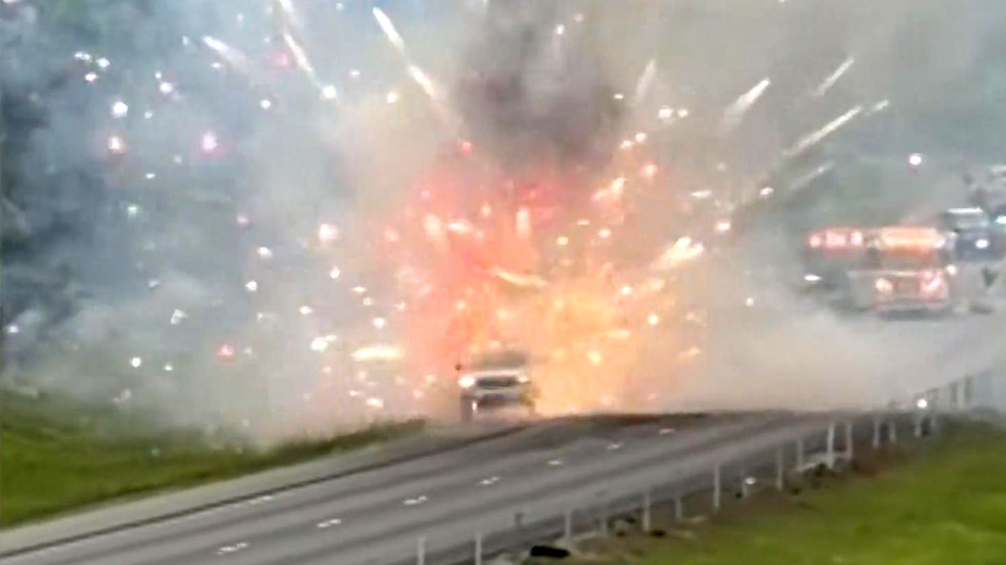 Explosive Szene: Lieferwagen mit Pyrotechnik fängt Feuer – m