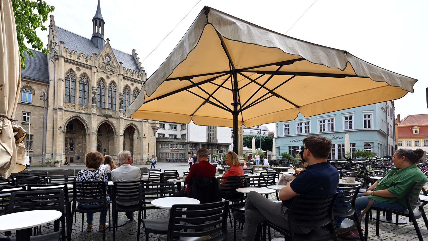 Die Gastronomie in Thüringen läuft vor allem in den Städten (Archivbild) Foto: Martin Schutt/dpa