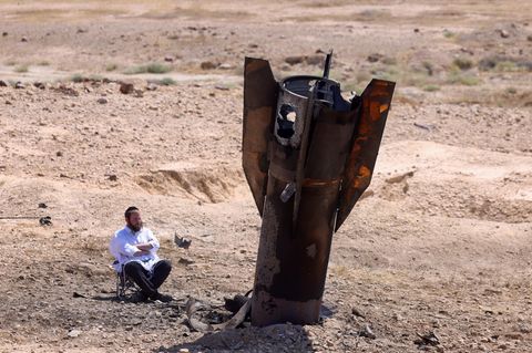 Irankrieg: Das Wrack einer Rakete ragt nach einem iranischen Angriff nahe Jericho aus dem Boden