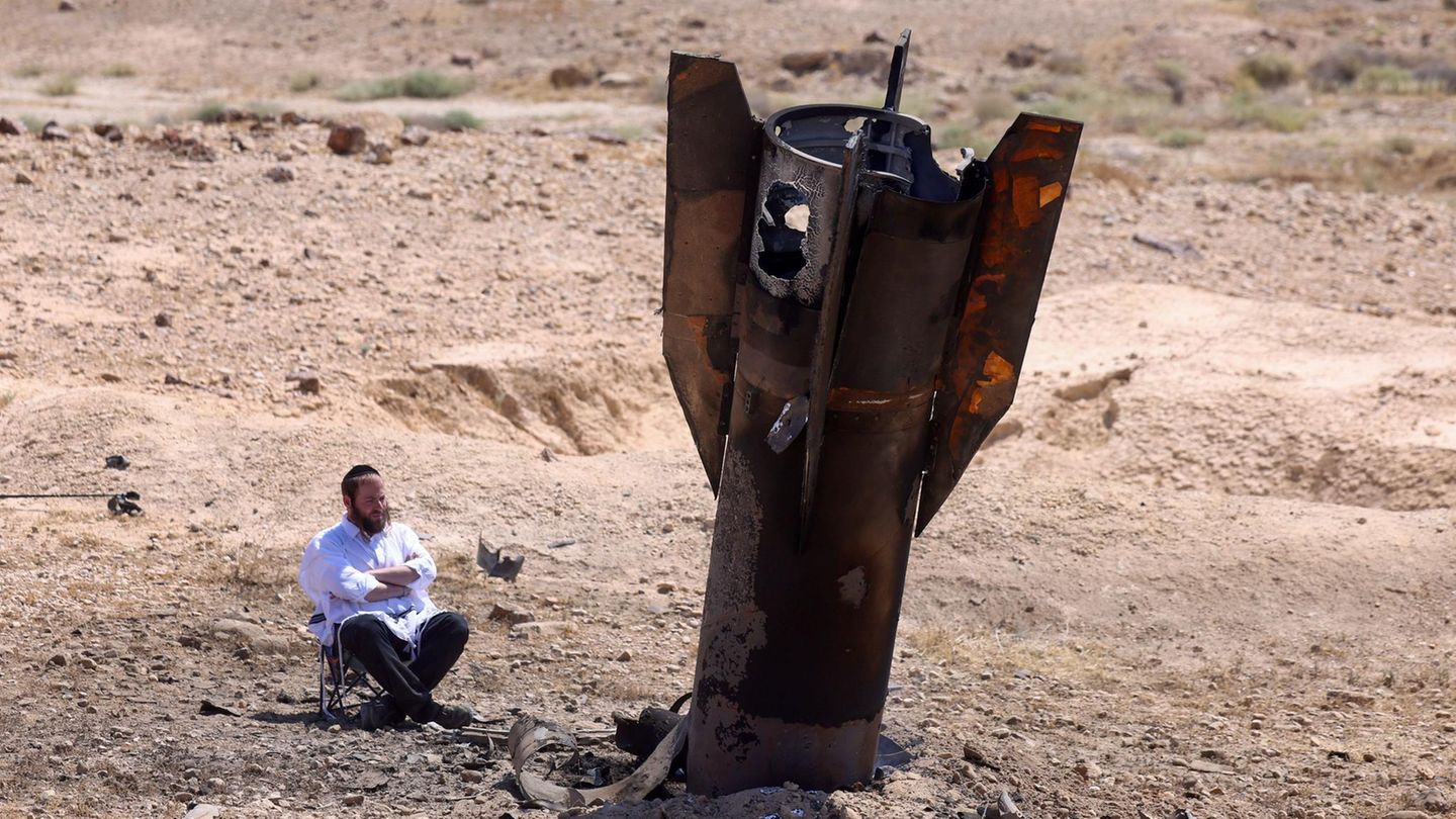 Irankrieg: Das Wrack einer Rakete ragt nach einem iranischen Angriff nahe Jericho aus dem Boden