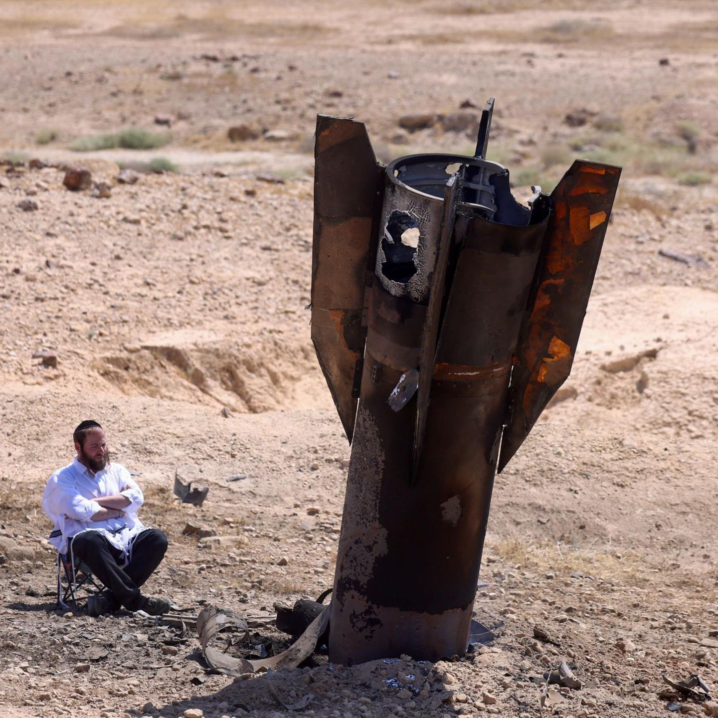 Irankrieg: Das Wrack einer Rakete ragt nach einem iranischen Angriff nahe Jericho aus dem Boden