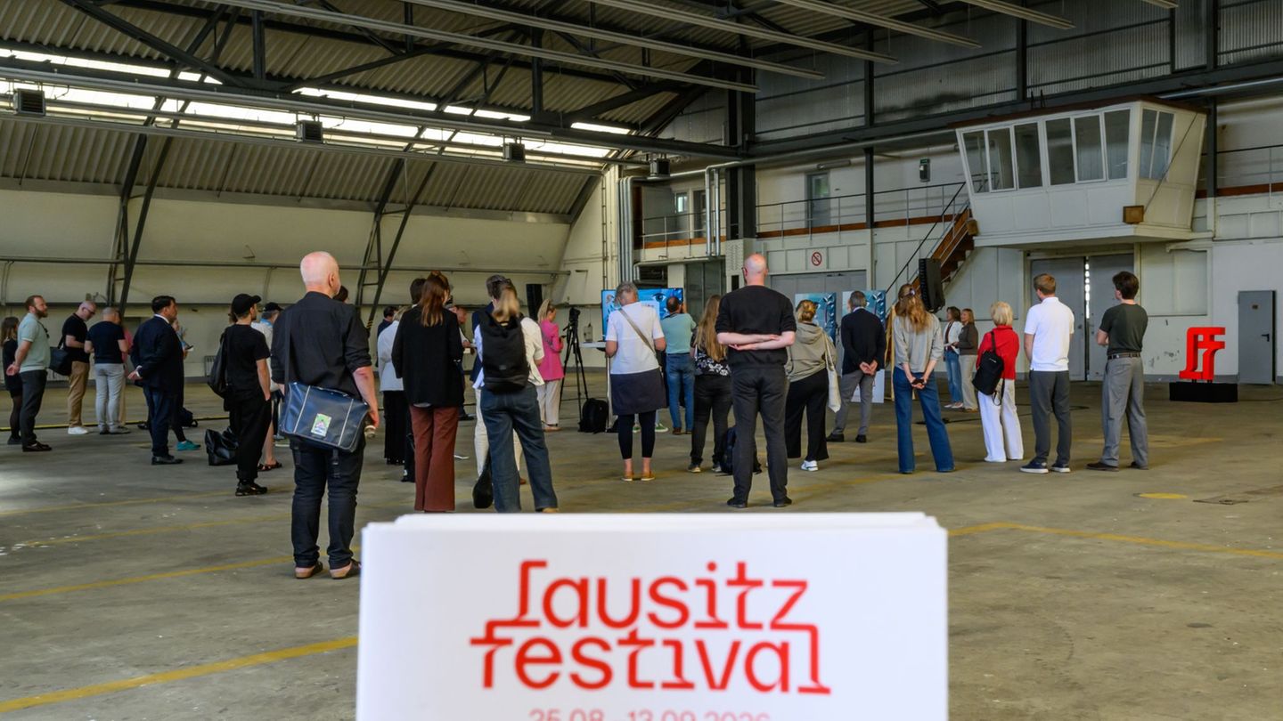 Eine große Inszenierung vom Lausitz Festival findet im ehemaligen Flughafen-Hangar in Cottbus statt. Foto: Patrick Pleul/dpa
