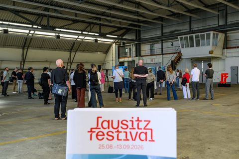 Eine große Inszenierung vom Lausitz Festival findet im ehemaligen Flughafen-Hangar in Cottbus statt. Foto: Patrick Pleul/dpa