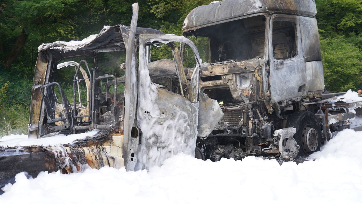 Rhein-Lahn-Kreis: Fahrzeuge geraten bei Unfall in Brand