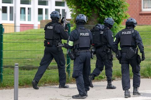 Bewaffnete Polizisten sicherten das Gebäude Foto: Bernd Thissen/dpa