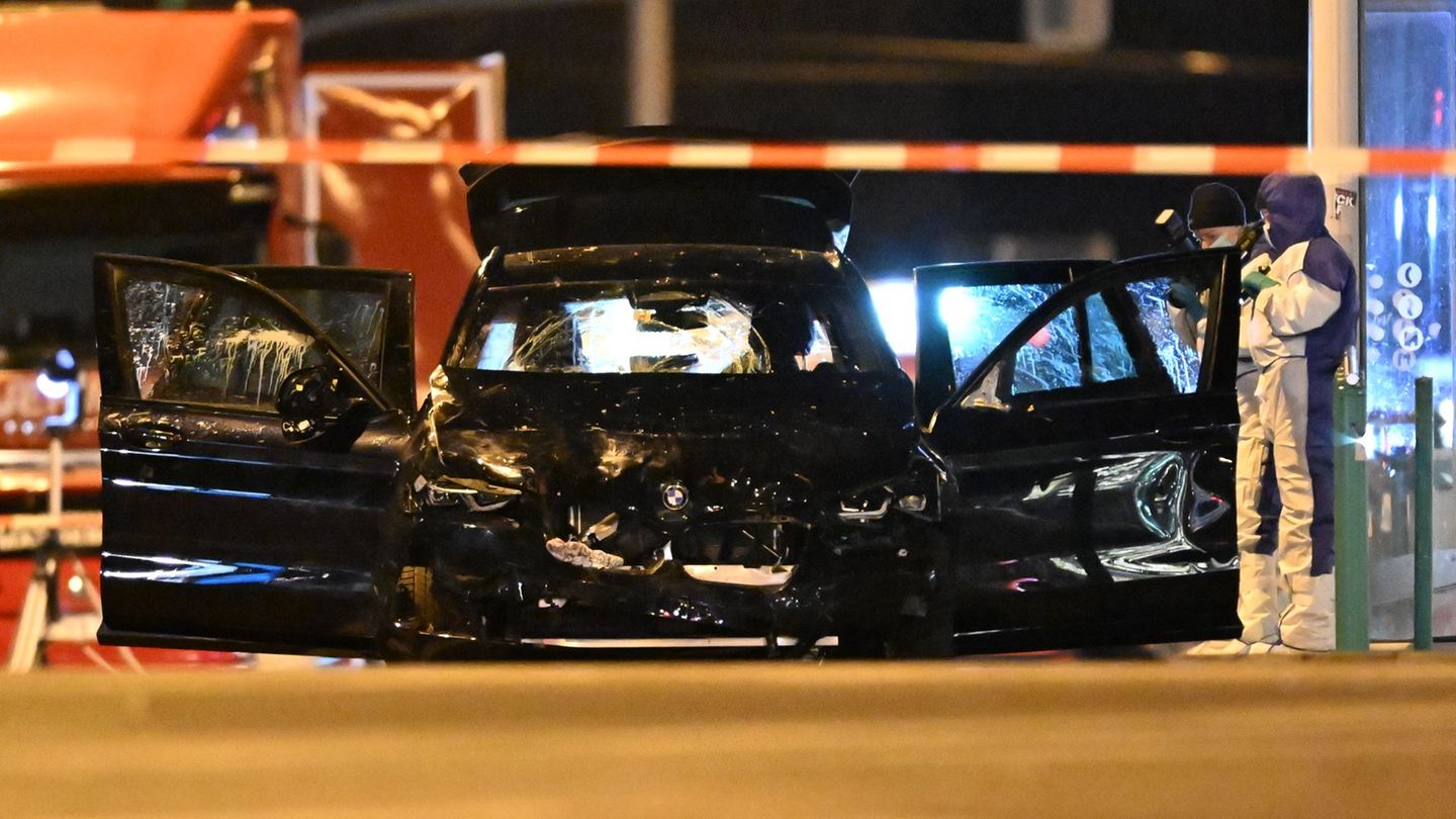 Am 20. Dezember 2024 war der Mann von einer Straße durch eine Lücke in Betonabsperrungen auf einen Fußweg auf den Weihnachtsmark