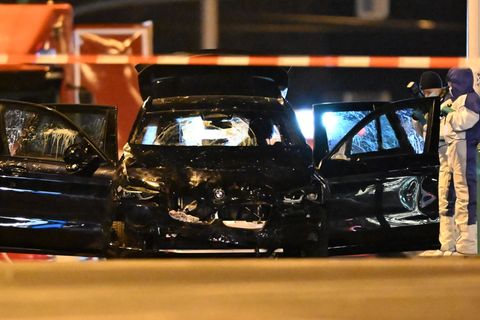 Am 20. Dezember 2024 war der Mann von einer Straße durch eine Lücke in Betonabsperrungen auf einen Fußweg auf den Weihnachtsmark