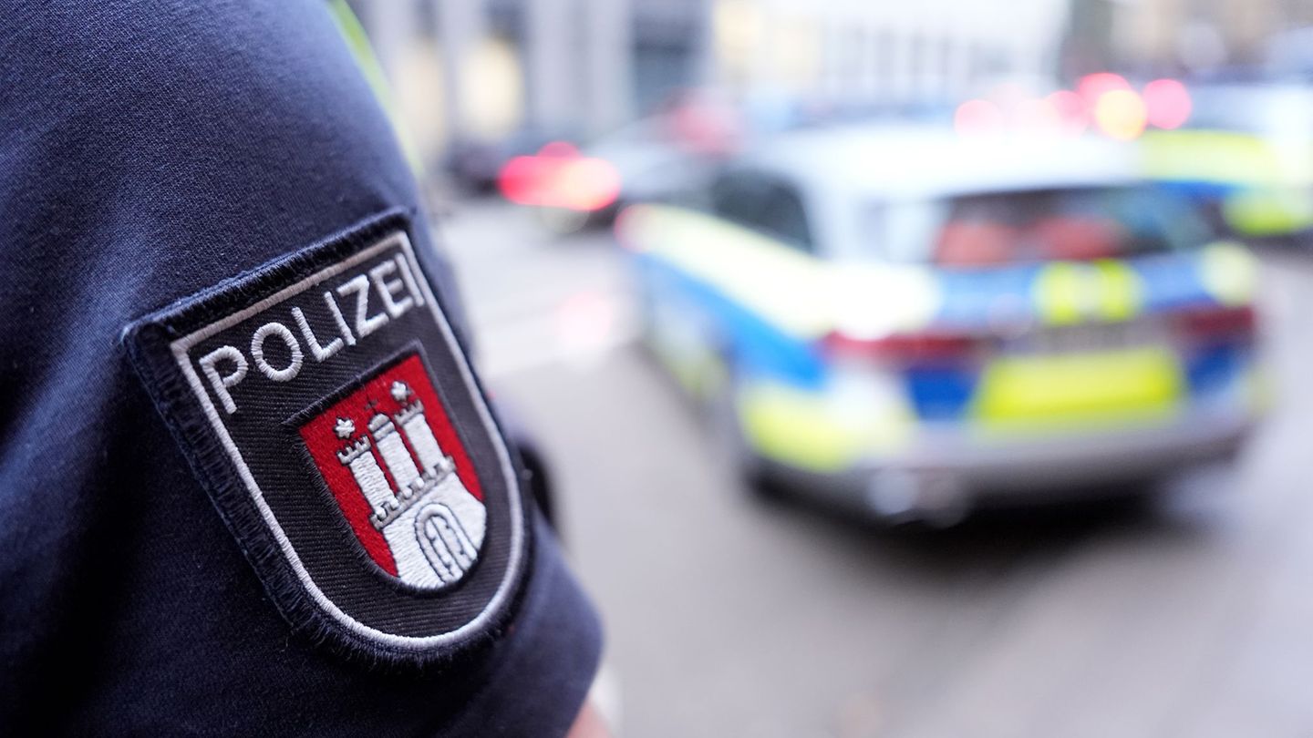 In Hamburg St. Georg ist ein Mann lebensgefährlich verletzt worden, der zuvor versucht haben soll, einen Rucksack zu rauben. (Il