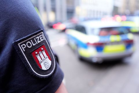 In Hamburg St. Georg ist ein Mann lebensgefährlich verletzt worden, der zuvor versucht haben soll, einen Rucksack zu rauben. (Il