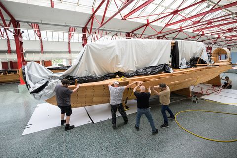 Ein Gummikissen hilft beim Verschieben des empfindlichen Holznachbaus. Foto: Hannes P. Albert/dpa