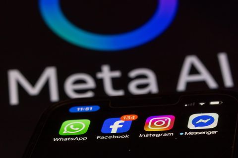 WhatsApp Logo und Meta AI Logo im Hintergrund