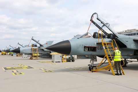 Eine Woche lang übt die Bundeswehr mit sechs Tornado-Kampfflugzeugen am zivilen Hamburger Flughafen. Foto: Bodo Marks/dpa