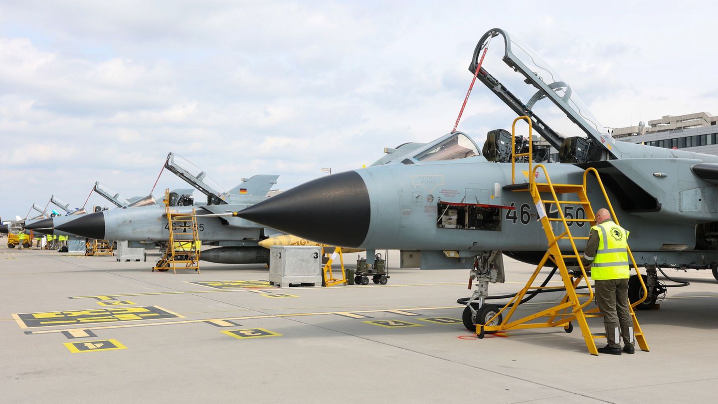 Eine Woche lang übt die Bundeswehr mit sechs Tornado-Kampfflugzeugen am zivilen Hamburger Flughafen. Foto: Bodo Marks/dpa