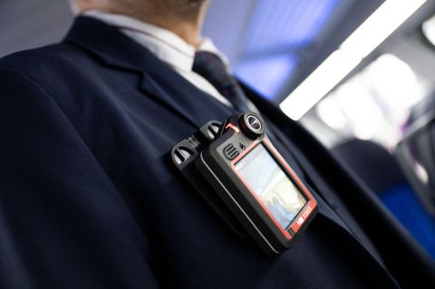 Deutsche Bahn: Ein mit einer Bodycam ausgerüsteter Mitarbeiter