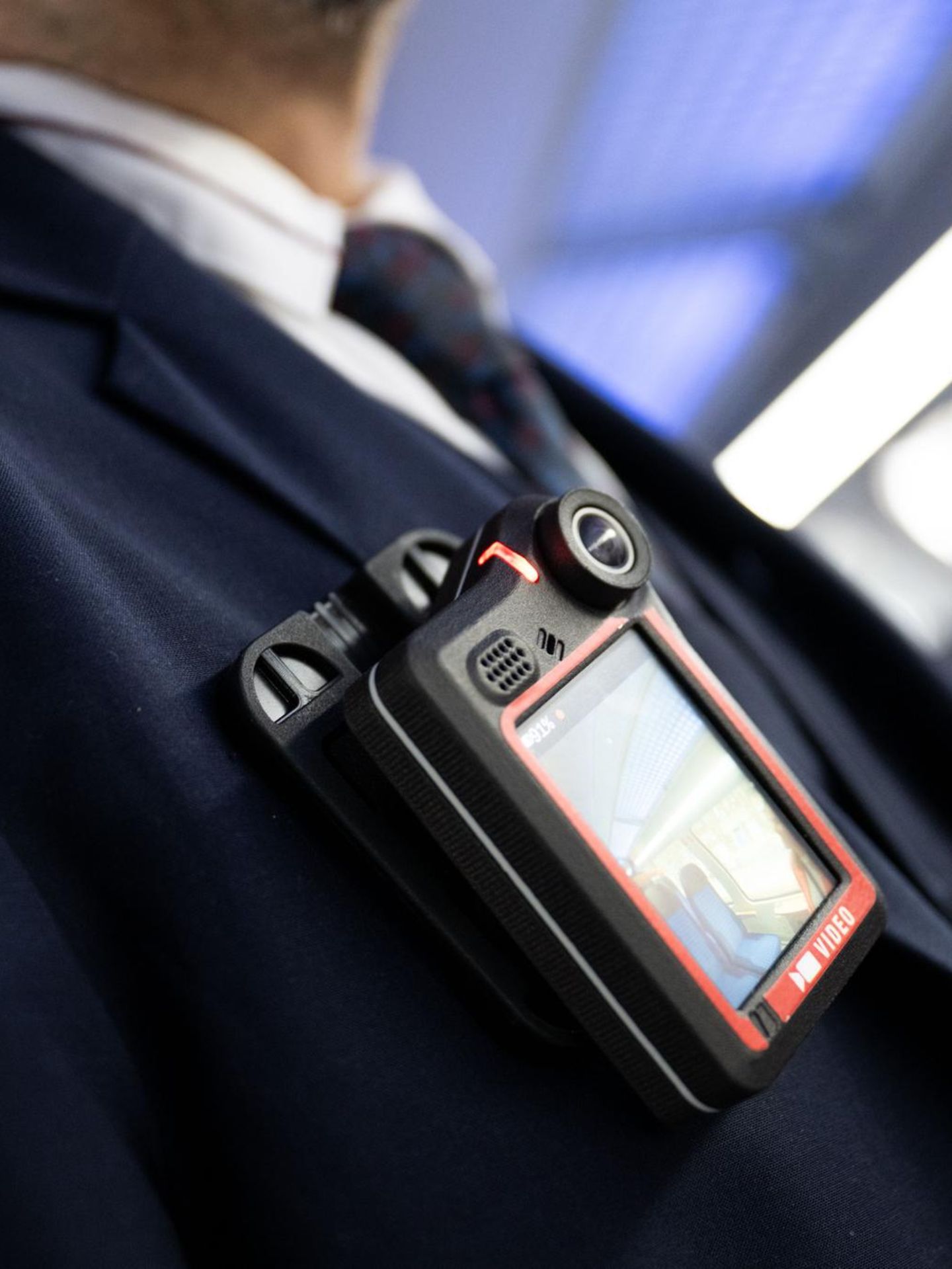 Deutsche Bahn: Ein mit einer Bodycam ausgerüsteter Mitarbeiter