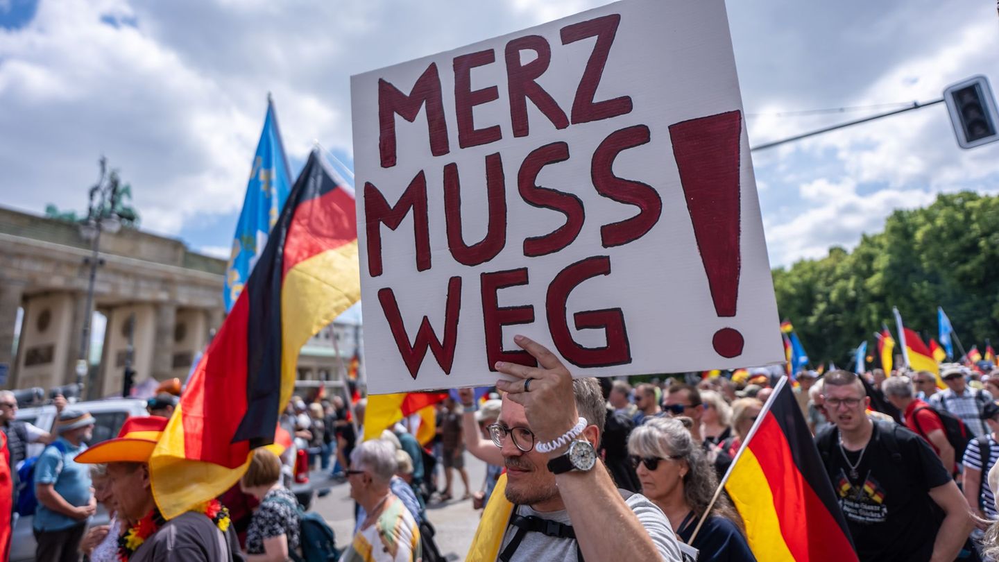 Menschen demonstrieren in Berlin gegen Migration und für direkte Demokratie. Foto: Michael Kappeler/dpa