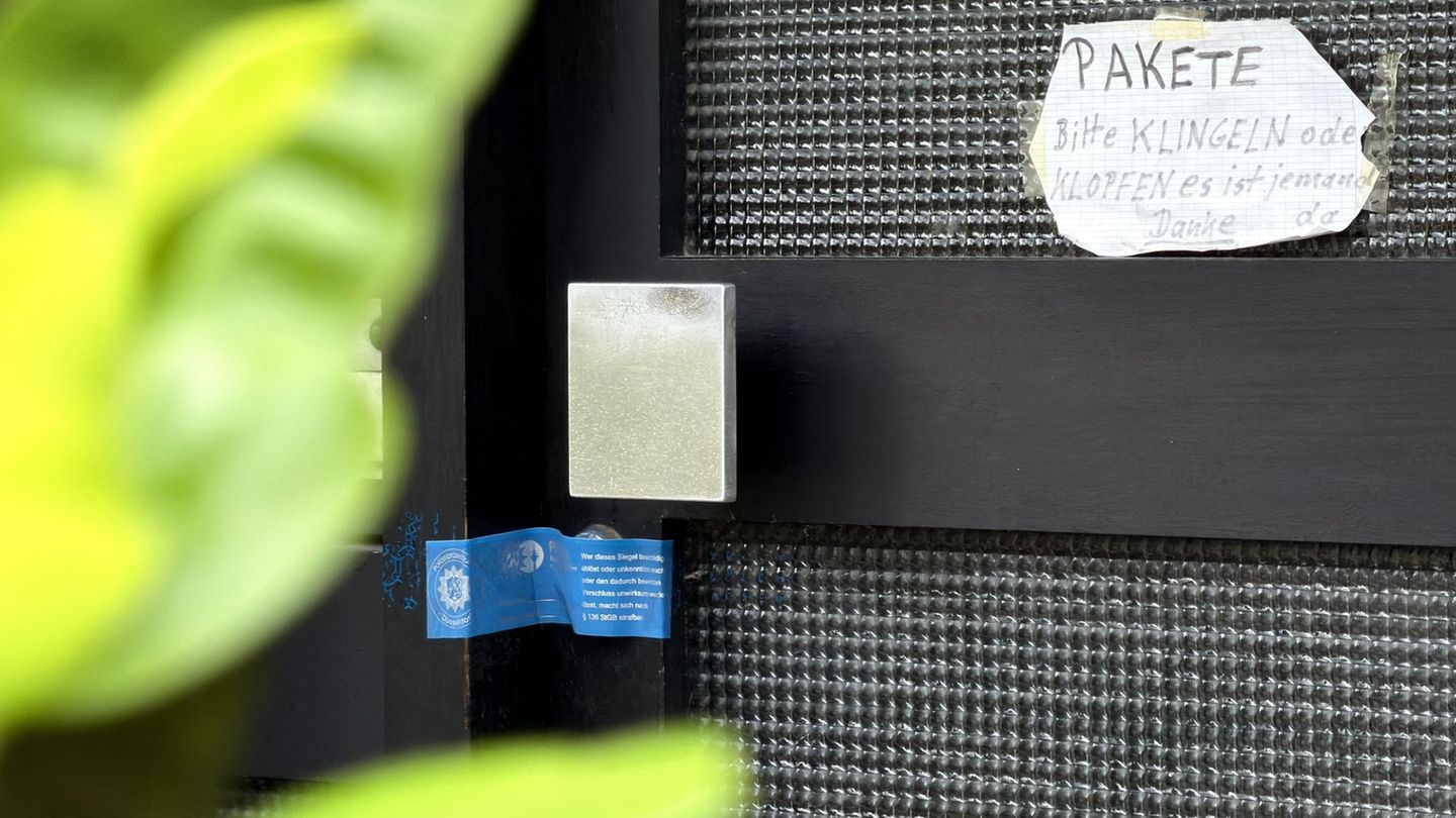 Das Haus ist von der Polizei versiegelt: Hier starb eine 77 Jahre alte Frau. Foto: Christoph Reichwein/dpa