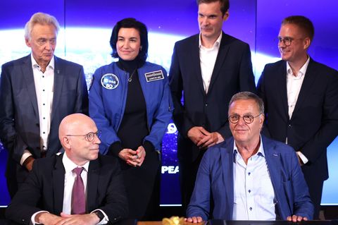 Zur Unterzeichnung kamen mehrere Gäste aus der Politik und von der ESA. Foto: Philipp von Ditfurth/dpa