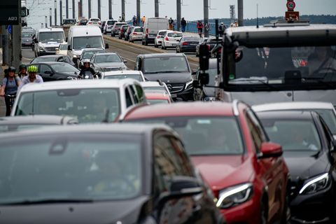 Nach der Sperrung der Bonner Nordbrücke staut sich der Verkehr in Bonn. Foto: Henning Kaiser/dpa