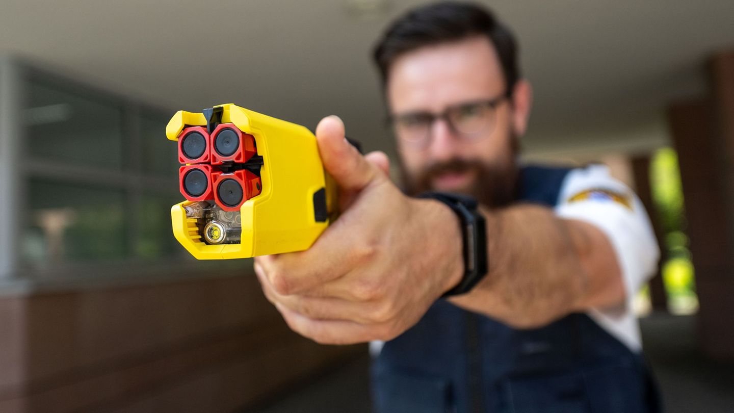 Taser statt Pistole? Die bayerische Polizei will das nun auch für den Einsatz auf Streife testen. Foto: Pia Bayer/dpa