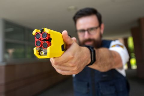 Taser statt Pistole? Die bayerische Polizei will das nun auch für den Einsatz auf Streife testen. Foto: Pia Bayer/dpa