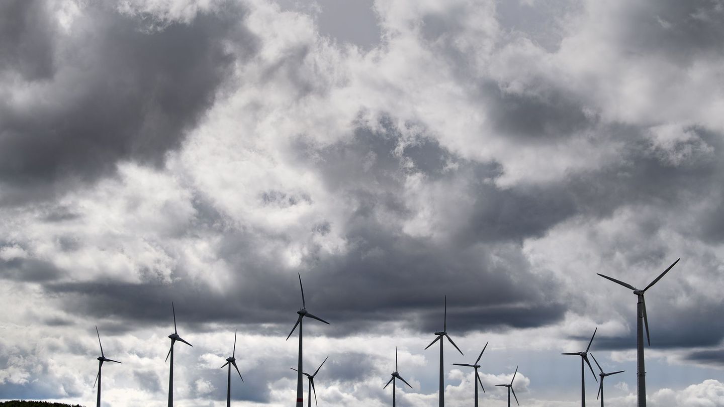 Hessens Landesregierung will die Akzeptanz eneuerbarer Energien steigern. (Symbolbild) Foto: Swen Pförtner/dpa