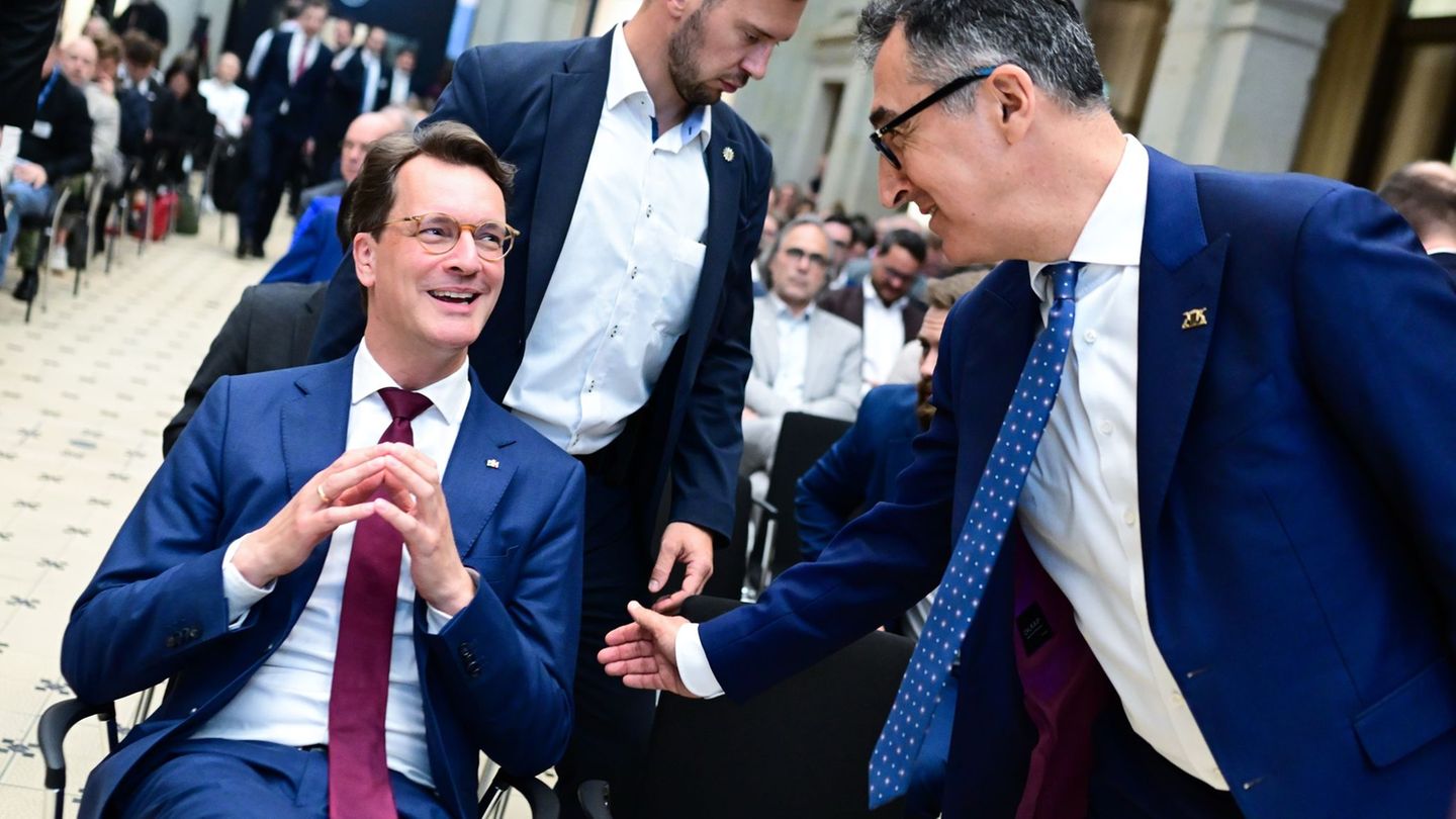NRW-Ministerpräsident Hendrik Wüst und sein Stuttgarter Amtskollege Cem Özdemir beim Zwischenfazit zur Staatsmodernisierung in B
