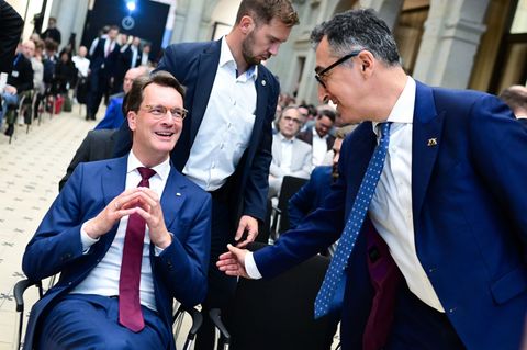 NRW-Ministerpräsident Hendrik Wüst und sein Stuttgarter Amtskollege Cem Özdemir beim Zwischenfazit zur Staatsmodernisierung in B