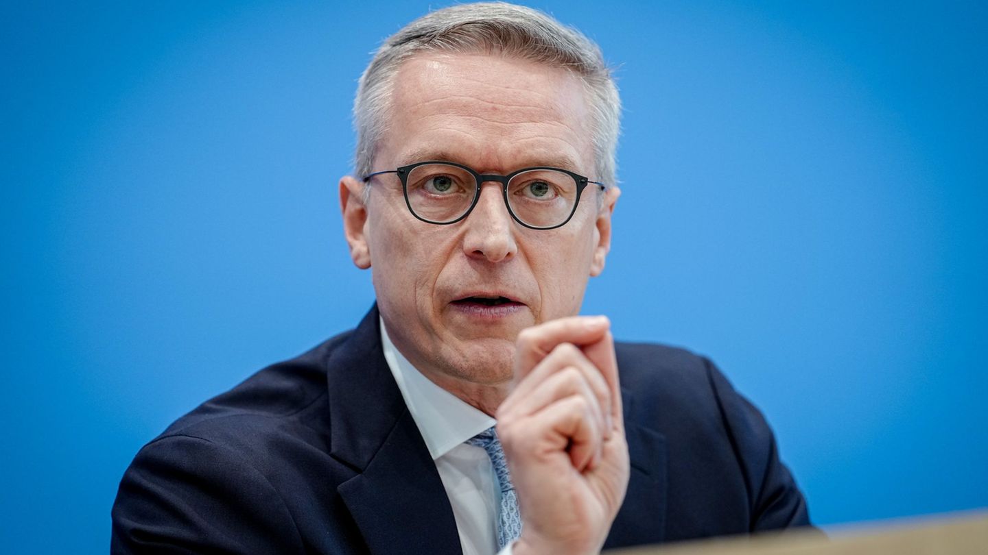 Bundesdigitalminister Karsten Wildberger (CDU) nennt den Glasfaserausbau im Land Chefsache. Foto: Kay Nietfeld/dpa