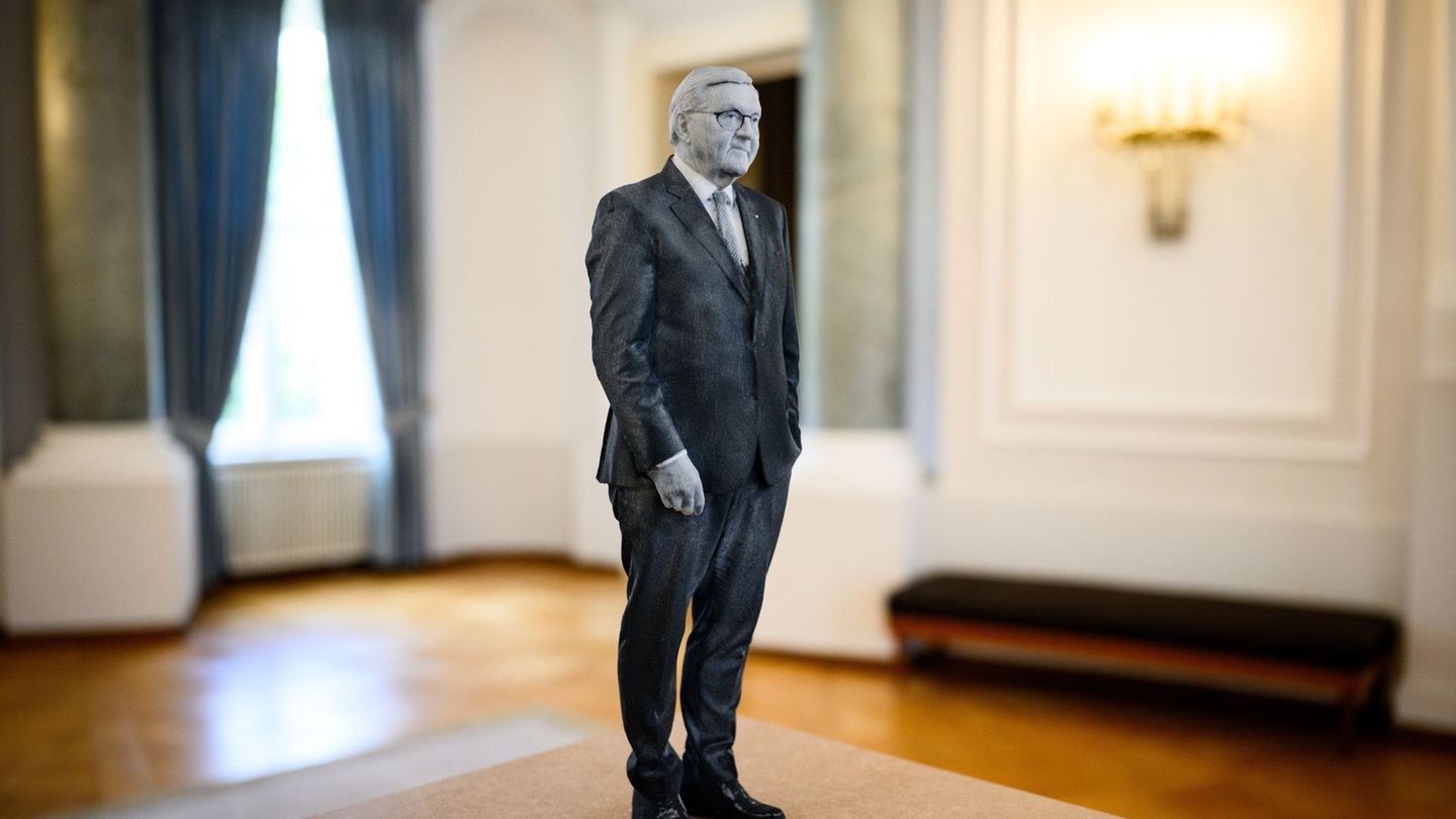 Eines der für zwei Wochen im Schloss Bellevue gezeigten Kunstwerke stellt den Hausherrn selbst dar. Foto: Bernd von Jutrczenka/d