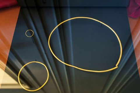 Bei den Ausgrabungen wurden als Grabbeigaben auch mehrere goldene Ringe entdeckt. Foto: Andreas Arnold/dpa