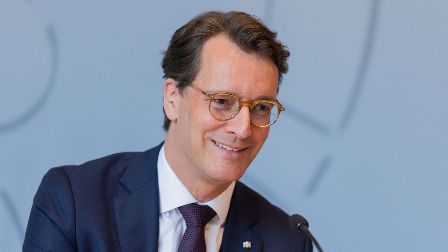 Ministerpräsident Hendrik Wüst (CDU) hat in einem Podcast sein Feierabend-Ritual verraten. (Archivfoto) Foto: Rolf Vennenbernd/d