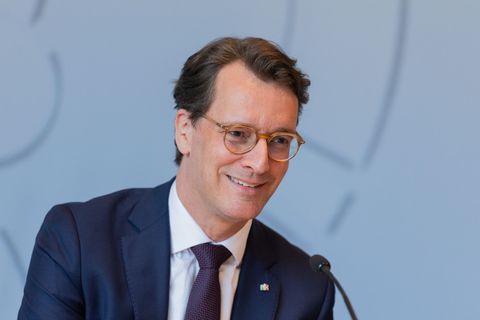 Ministerpräsident Hendrik Wüst (CDU) hat in einem Podcast sein Feierabend-Ritual verraten. (Archivfoto) Foto: Rolf Vennenbernd/d